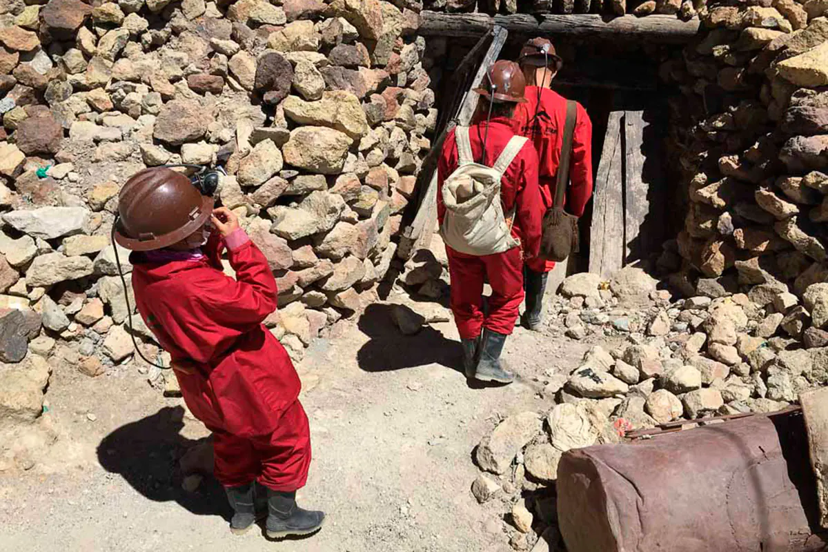 Mineros ingresan a una mina en Potosí. Foto: Fotografiando Viajes