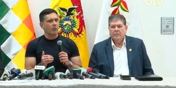 El ministro Oscar Justiniano junto a su par de Hidrocarburos, Marcelo Blanco, en la rueda de prensa de este lunes. Foto: Captura BTV