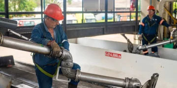 Operarios de Yacimientos alistan la distribución de combustibles. Foto: YPFB